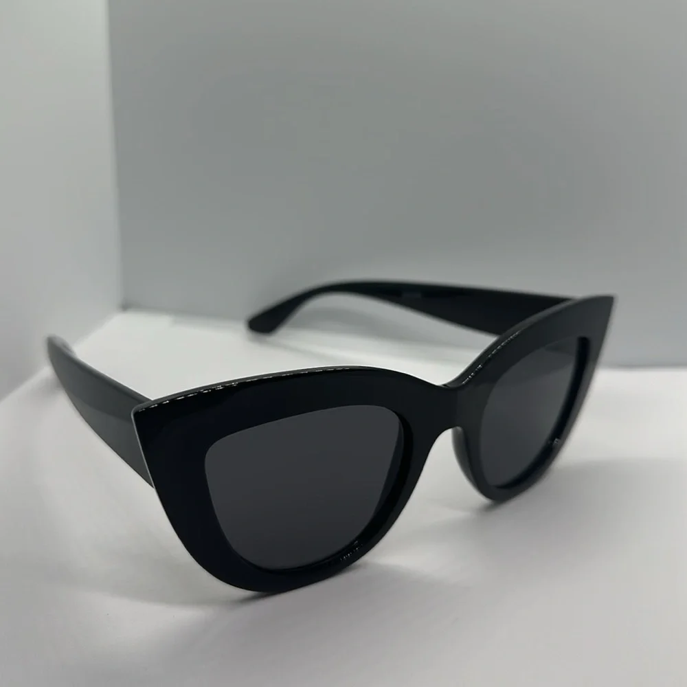 NWT Chic Black Cat Eye Sunglasses - UVProtection - Vintage Inspired Glamour